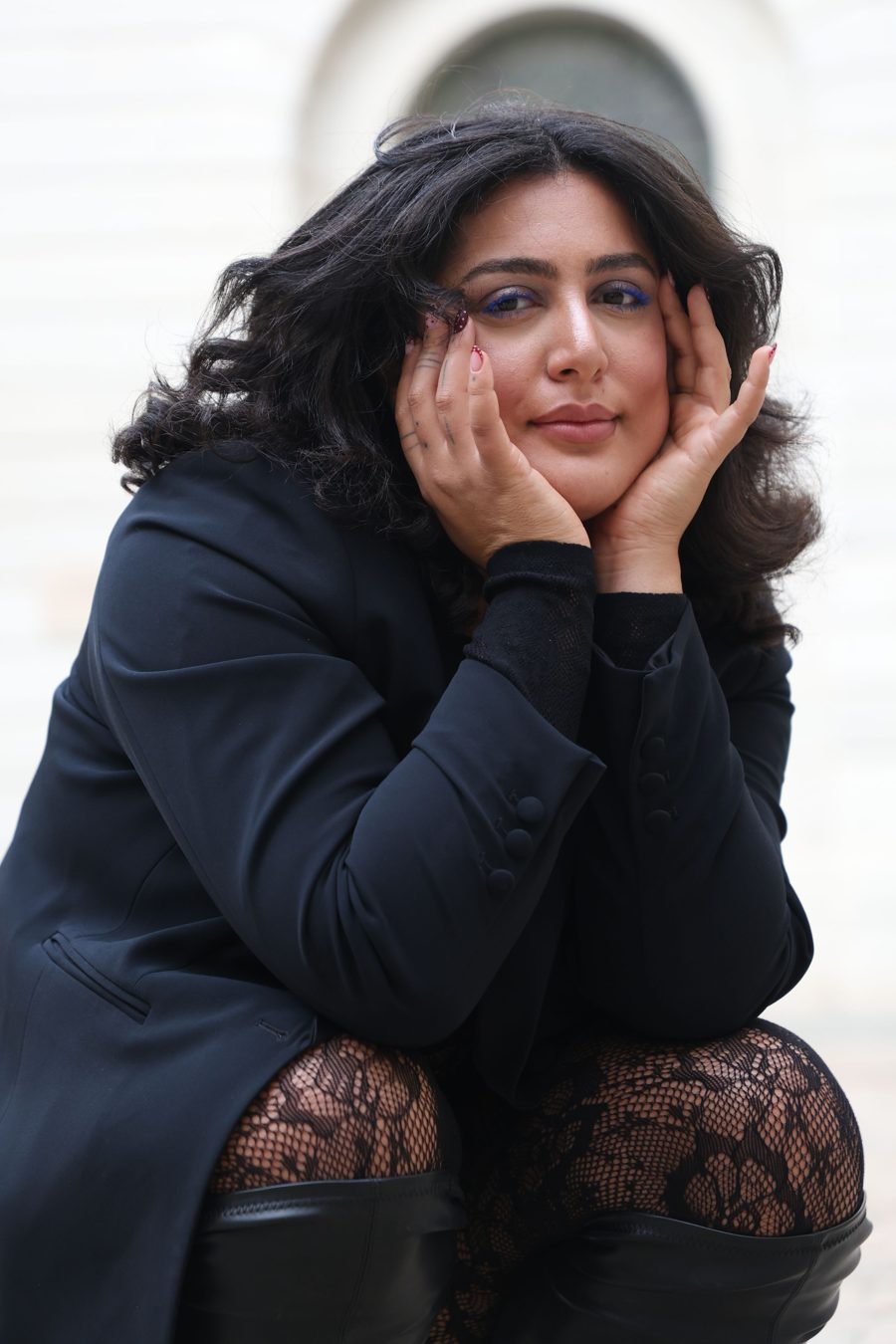 Jasmine Touitou, le visage entre les mains, sourire