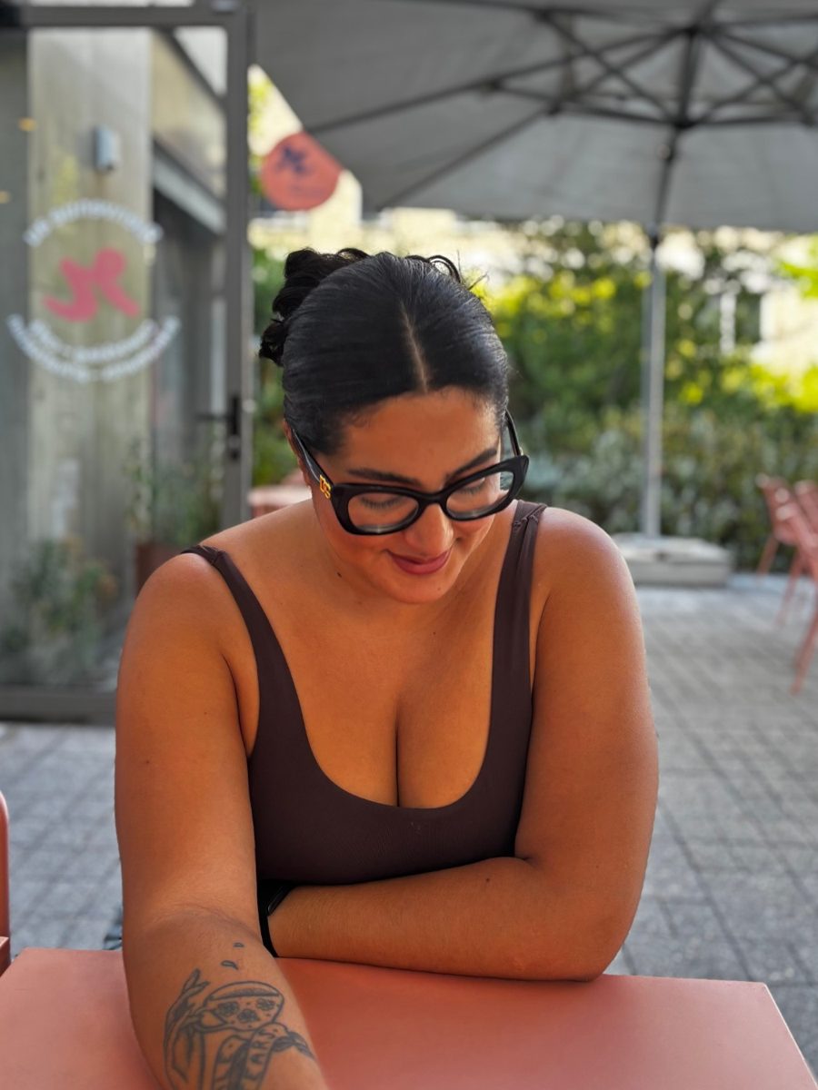 Jasmine Touitou en terrasse, sourire