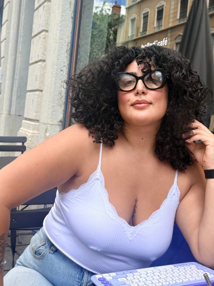 Jasmine Touitou au café, regard caméra