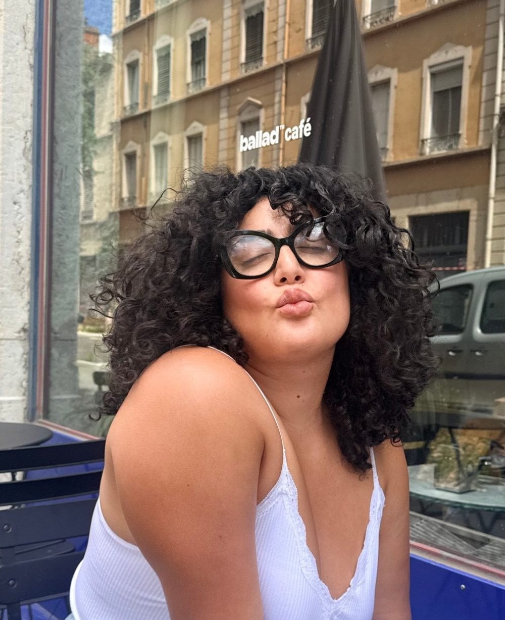 Jasmine Touitou envoie un bisou, au café